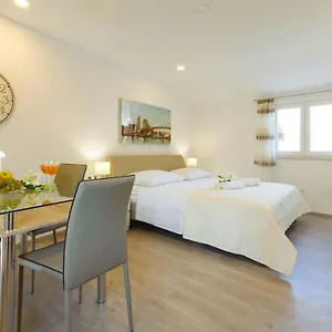 Apartment & Libar, Split